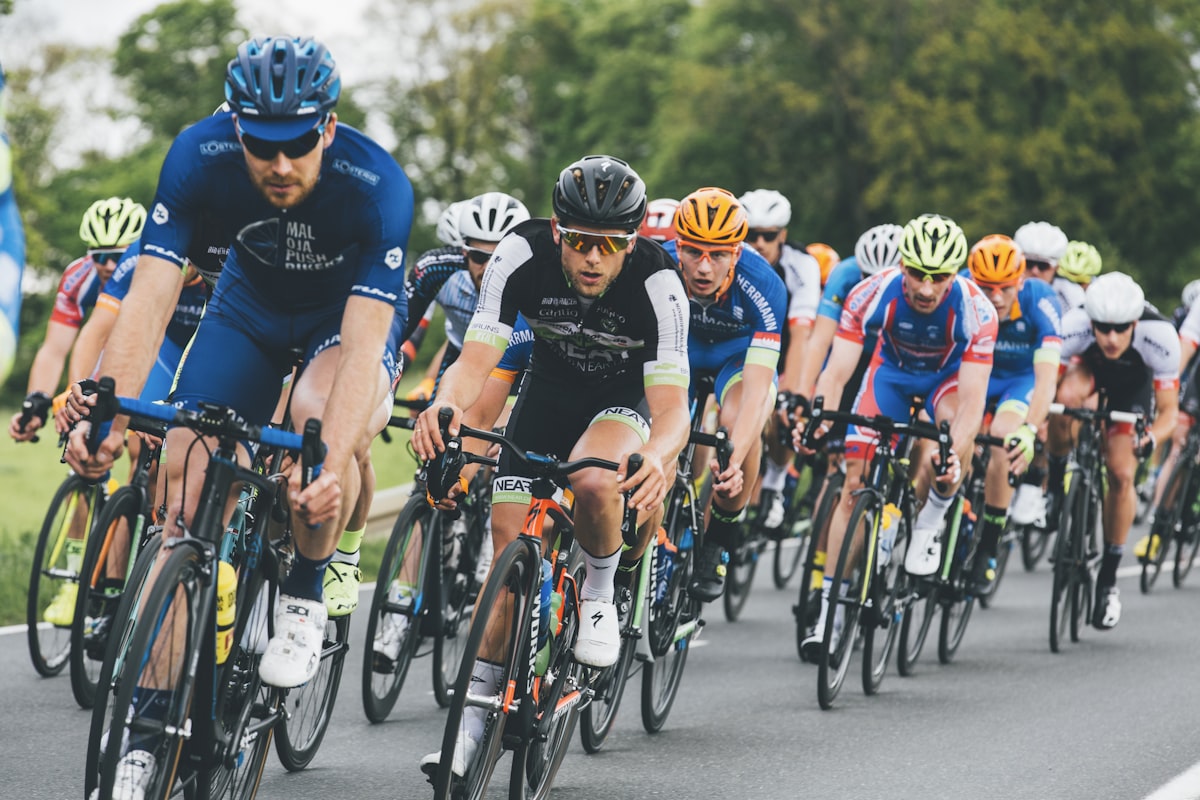 Pelotón de ciclistas en plena competencia
