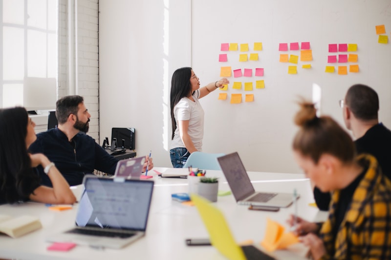 Equipo corporativo en reunión de trabajo
